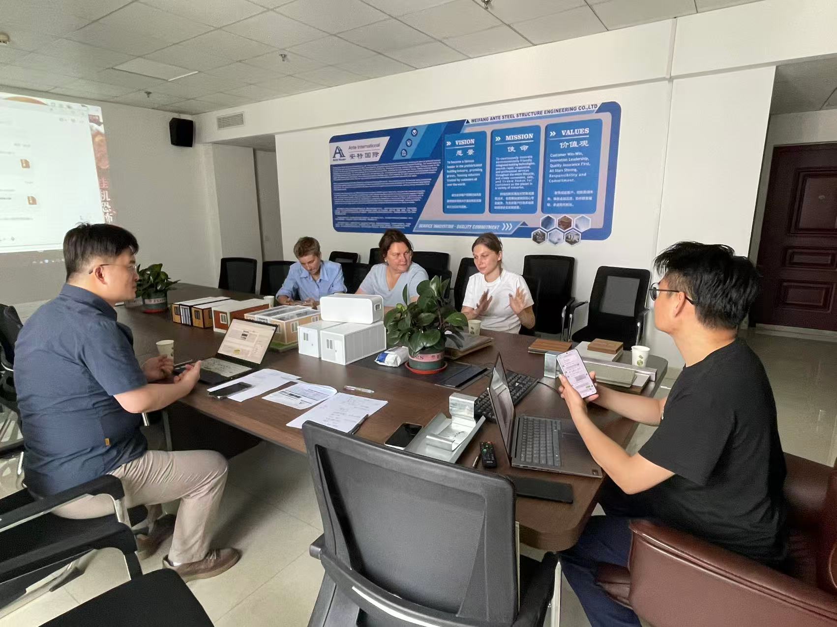 နိုင်ငံရပ်ခြားမှ ဖောက်သည်များသည် Apple Warehouse ၏ ပေါင်းစပ်အိမ်အား နက်ရှိုင်းစွာ စစ်ဆေးရန် Ante Steel Structure သို့ လာရောက်ခဲ့ကြသည်။